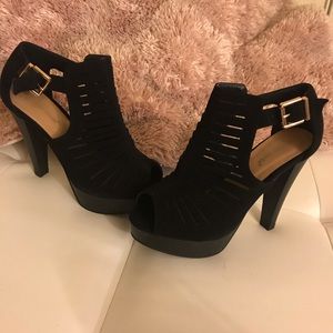 Black models heels open toed